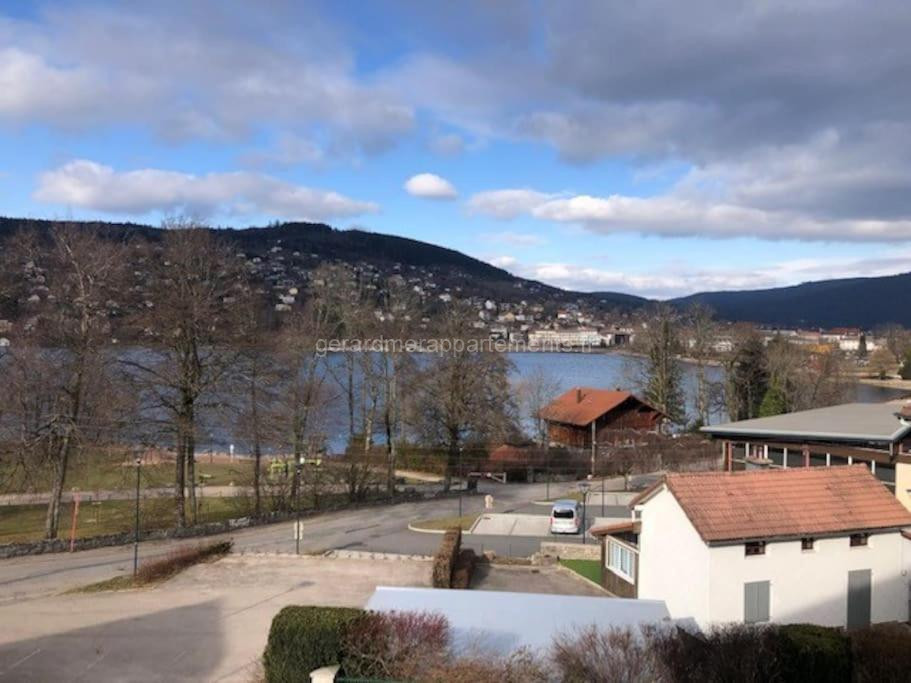 Photo de L'Aubépine au bord du lac vue directe sur le lac ,Borne E à 20m