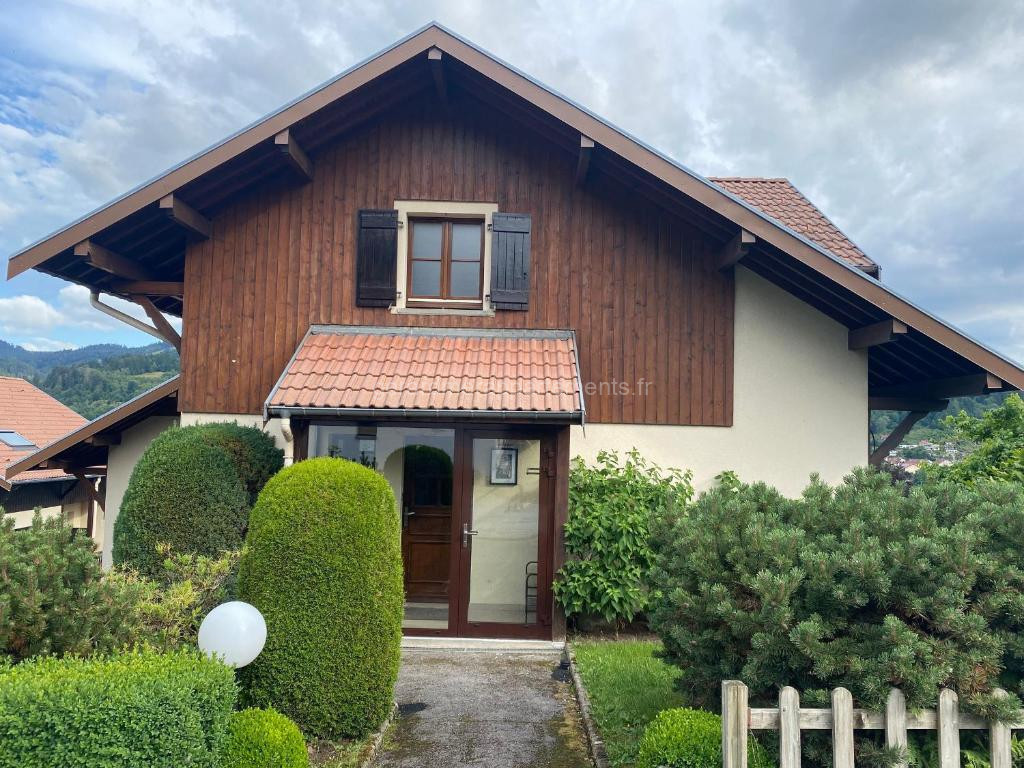 Photo de Gîte spacieux à Gérardmer avec vue sur lac, 3 chambres, Wi-Fi et parking - FR-1-589-761