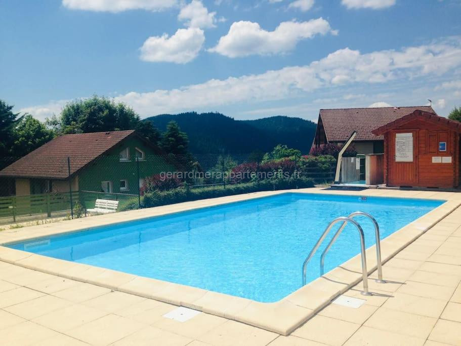 Photo de Duplex dans chalet avec superbe vue lac et piscine commune