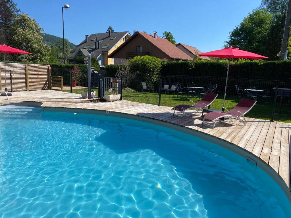 Photo de Les 4 flocons, avec piscine extérieure chauffée à 100m du lac et du centre , wifi, parking, sauna