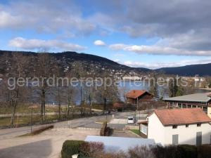 L'Aubépine au bord du lac vue directe sur le lac ,Borne E à 20m à Gérardmer