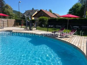 Les 4 flocons, avec piscine extérieure chauffée à 100m du lac et du centre , wifi, parking, sauna à Gérardmer
