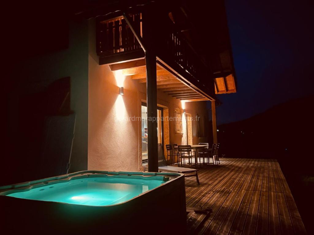 photo de Spacieuse maison type chalet avec jacuzzi