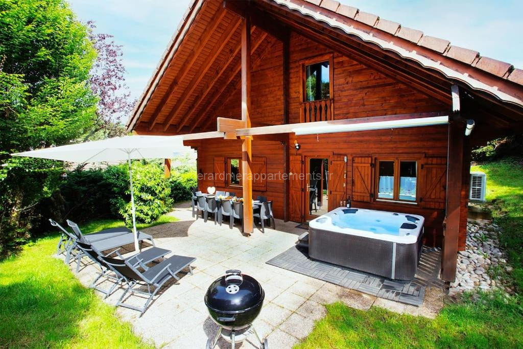 photo de Chalet Les Brimbelles avec Jacuzzi