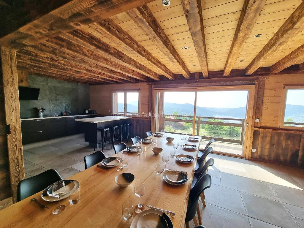 Photo de Chalet Terres Neuves, confort et vue sur le lac