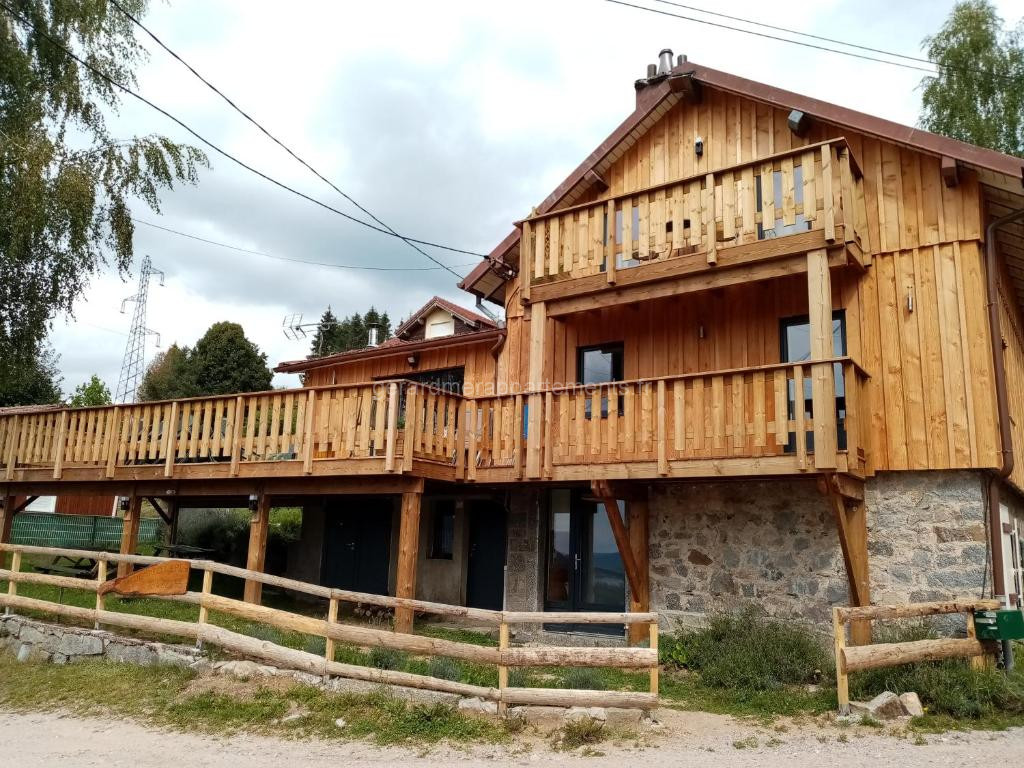 Photo de Chalet Le rustique vue sur le lac