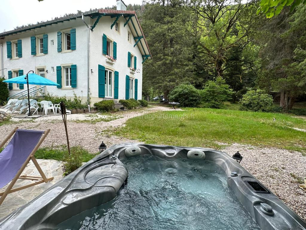 Maison chaleureuse avec cheminée bord de rivière