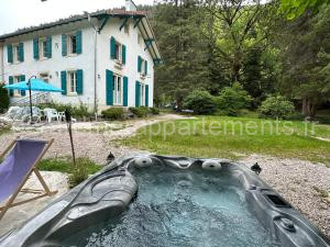 Photo de la Maisons de vacances Maison chaleureuse avec cheminée bord de rivière à Gérardmer