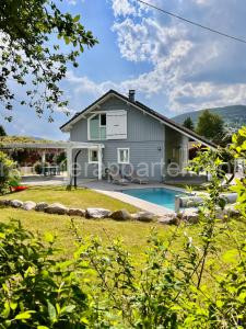 Le Jardin de Rose et Capucine, piscine et jardin avec terrasse à Gérardmer