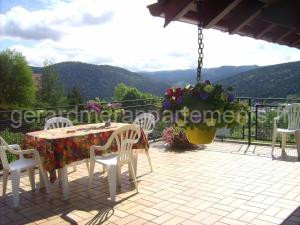 Photo de la Maisons de vacances Gîte fonctionnel avec terrasse et vue, Gérardmer - FR-1-589-402 à Gérardmer