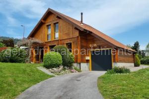 Chalet avec mezzanine 4 étoiles, Saint Mamet, jusqu'à 10 couchages, proche du lac de Gérardmer des commerces et des pistes de ski dans un quartier calme à Gérardmer